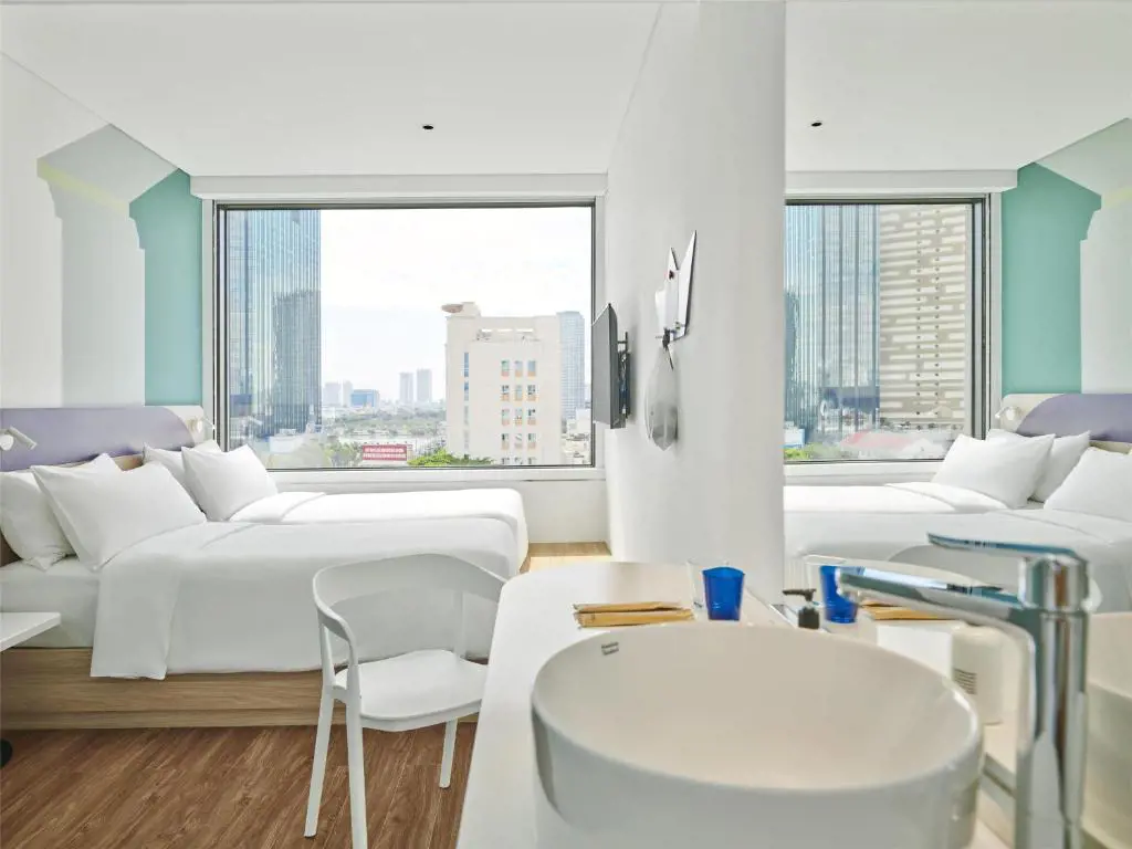 Phòng 2 giường đơn hiện đại tại Tru by Hilton Da Nang City Centre với cửa sổ nhìn ra thành phố