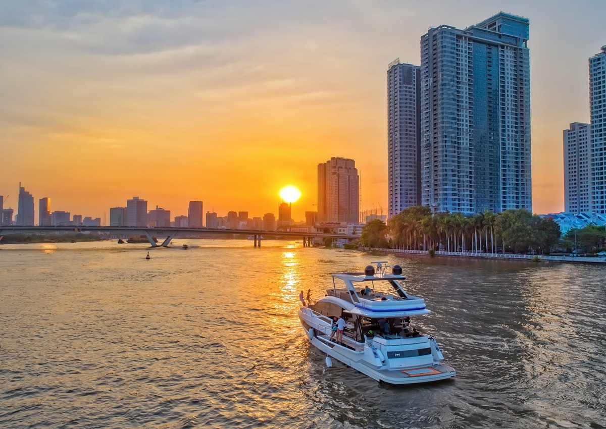 Saigon River Cruise: Discover Ho Chi Minh City from the perspective of the Saigon River.