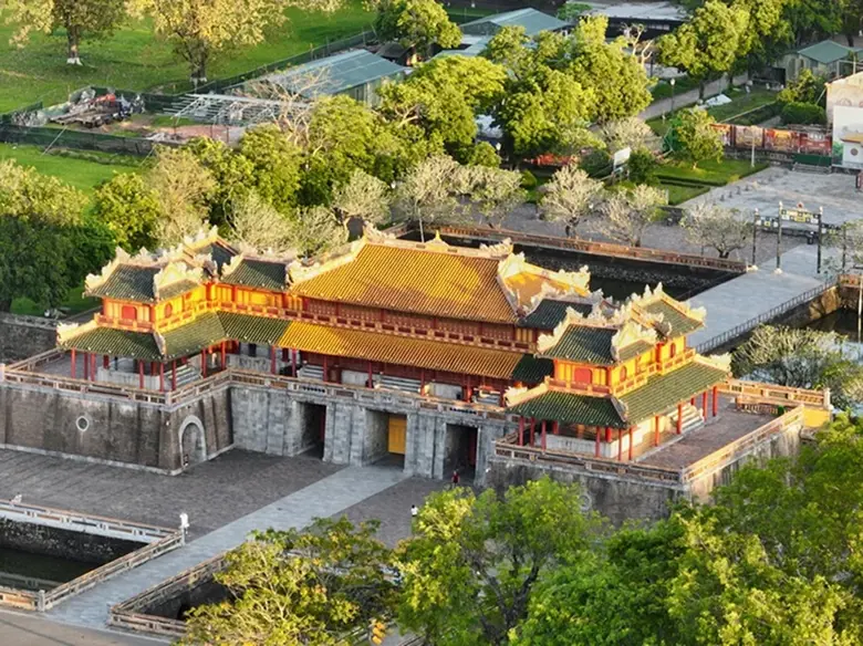 Góc nhìn toàn cảnh từ trên cao của Cổng Ngọ Môn trong Đại Nội Huế với mái ngói vàng và vòm cổng đá xám.