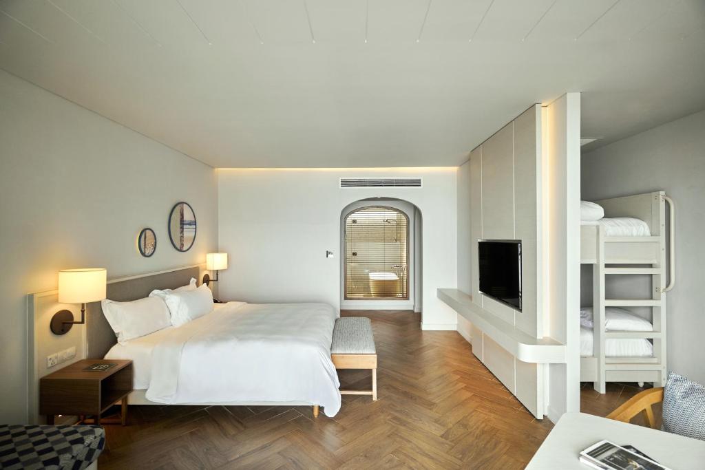 Family Room with One King Bed and Bunk Bed and Sea View